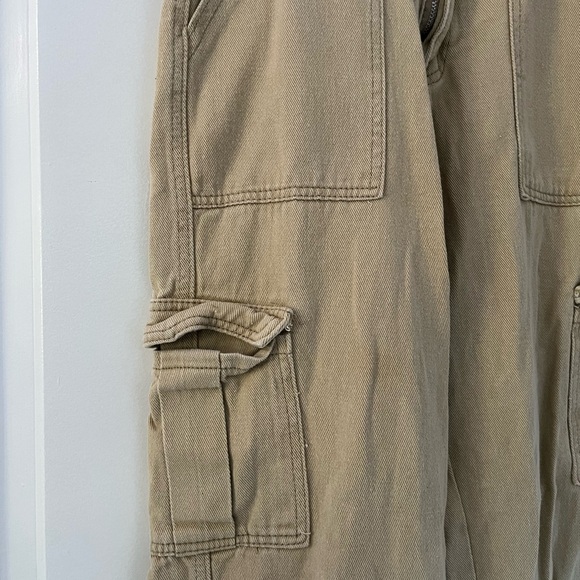 🔥3/$15 Tan cargo pants - Picture 4 of 5